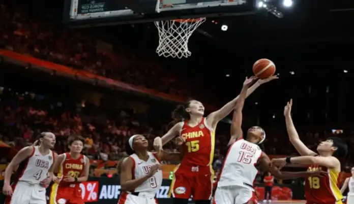 FOTOGRAFÍA. BERLÍN (ALEMANIA), 04 DE SEPTIEMBRE DE 2026. La jugadora de Estados Unidos de américa (EEUU) Angel Reese (c-d), en acción contra la de China Xu Han (c-i), durante la primera jornada del Mundial femenino que se disputa en Berlín (Alemania). Efe