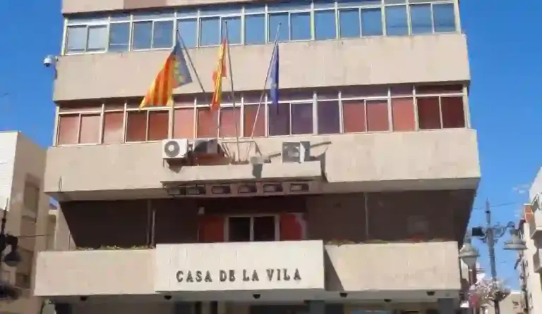FOTOGRAFÍA. MISLATA (COMUNIDAD VALENCIANA) ESPAÑA, 13 DE SEPTIEMBRE DE 2017. Detalle d ela fachada del Ayuntamiento de Mislata. Imagen © Enrique Íñiguez (CC-BY-SA)