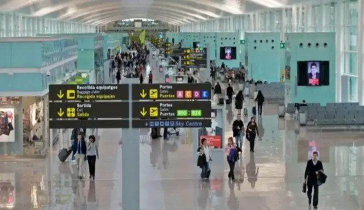 FOTOGRAFÍA. EL PRAT DE LLOBREGAT (BARCELONA) CATALUÑA (ESPAÑA), 09 DE SEPTIEMBRE DE 2026. El aeropuerto Josep Tarradellas Barcelona-El Prat ha registrado hasta el momento 30 cancelaciones de vuelos debido a las tormentas que han afectado a primera hora de este miércoles a la zona, que también han obligado a desviar dos vuelos a Madrid, según ha informado Aena. Efe