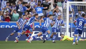 FOTOGRAFÍA. VITORIA (LAS VASCONGADAS) ESPAÑA, 06 DE SEPTIEMBRE DE 2026. El Alavés firma ante Osasuna el mejor inicio liguero de toda su historia (5-2). El jugador del Alavés Lucas Boyé (c), celebra su tercer gol durante el encuentro correspondiente a la cuarta jornada de Laliga EA Sports que disputaron Alavés y Osasuna en el estadio de Mendizorroza, en Vitoria. Efe