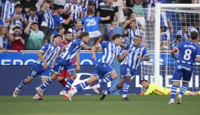 FOTOGRAFÍA. VITORIA (LAS VASCONGADAS) ESPAÑA, 06 DE SEPTIEMBRE DE 2026. El Alavés firma ante Osasuna el mejor inicio liguero de toda su historia (5-2). El jugador del Alavés Lucas Boyé (c), celebra su tercer gol durante el encuentro correspondiente a la cuarta jornada de Laliga EA Sports que disputaron Alavés y Osasuna en el estadio de Mendizorroza, en Vitoria. Efe