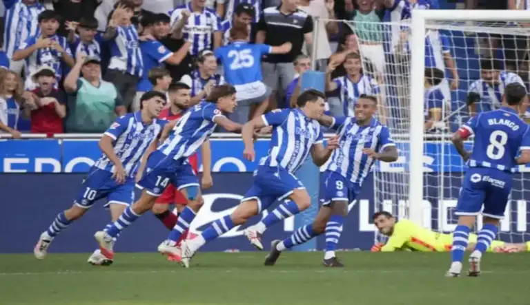 FOTOGRAFÍA. VITORIA (LAS VASCONGADAS) ESPAÑA, 06 DE SEPTIEMBRE DE 2026. El Alavés firma ante Osasuna el mejor inicio liguero de toda su historia (5-2). El jugador del Alavés Lucas Boyé (c), celebra su tercer gol durante el encuentro correspondiente a la cuarta jornada de Laliga EA Sports que disputaron Alavés y Osasuna en el estadio de Mendizorroza, en Vitoria. Efe