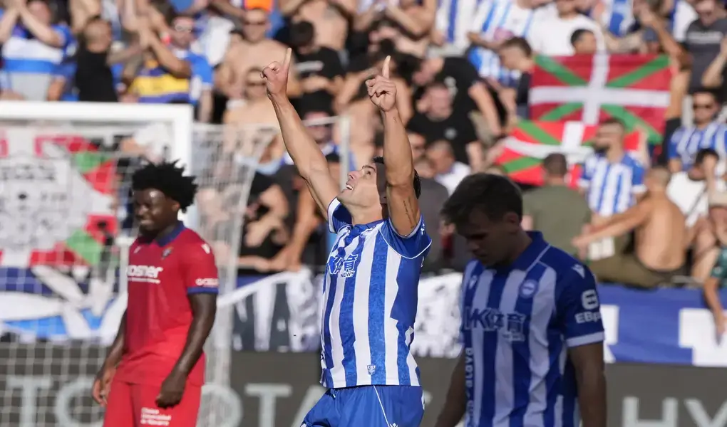 FOTOGRAFÍA. VITORIA (LAS VASCONGADAS) ESPAÑA, 06 DE SEPTIEMBRE DE 2026. El Alavés firma ante Osasuna el mejor inicio liguero de toda su historia (5-2). El delantero argentino del Alavés, Lucas Boyé, celebra el primer gol del equipo vitoriano durante el encuentro correspondiente a la cuarta jornada de Laliga EA Sports que disputaron Alavés y Osasuna en el estadio de Mendizorroza, en Vitoria. Efe