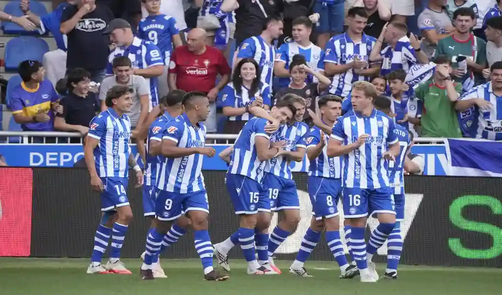FOTOGRAFÍA. VITORIA (LAS VASCONGADAS) ESPAÑA, 06 DE SEPTIEMBRE DE 2026. El Alavés firma ante Osasuna el mejor inicio liguero de toda su historia (5-2). El jugador del Alavés Lucas Boyé (c), celebra su gol durante el encuentro correspondiente a la cuarta jornada de Laliga EA Sports que disputaron Alavés y Osasuna en el estadio de Mendizorroza, en Vitoria. Efe