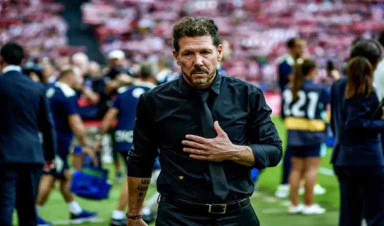 FOTOGRAFÍA. BILBAO (LAS VASCONGADAS) ESPAÑA, 05 DE AGOSTO DE 2026. El Atleti mide su vulnerabilidad ante el Liverpool en la Champions. El entrenador del Atlético de Madrid, Diego Pablo Simeone (Cholo Simeone) durante el partido de la jornada 4 de Liga entre el Athletic Club y el Atlético de Madrid, este sábado en el estadio de San Mamés en Bilbao.- Efe