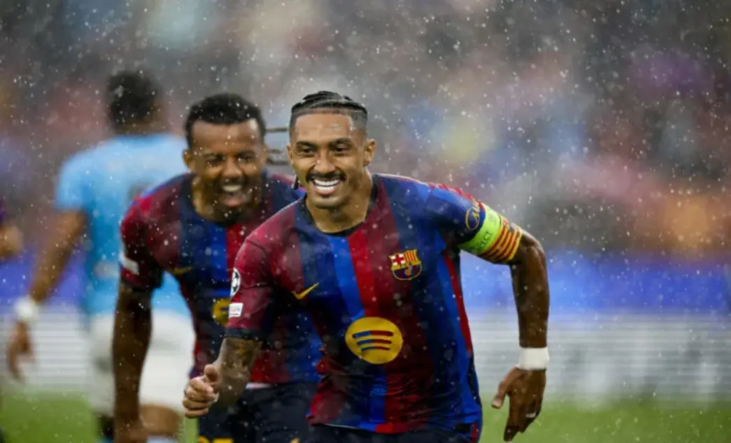 FOTOGRAFÍA. BARCELONA (ESPAÑA), 09 DE SEPTIEMBRE DE 2026. El delantero brasileño del Barcelona Raphinha (d) celebra su gol contra el Feyenoord, durante el partido de Liga de Campeones entre el Barcelona y el Feyenoord, este miércoles en el Spotify Camp Nou en Barcelona. Efe