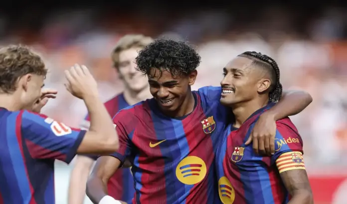 El Barça le endosa una manita al Valencia (0-5) y se afianza como líder en solitario (2) FOTOGRAFÍA. VALENCIA (COMUNIDAD VALENCIANA) ESPAÑA, 06 DE SEPTIEMBRE DE 2026. El Barça le endosa una manita al Valencia (0-5) y se afianza como líder en solitario. El jugador del Barcelona Raphinha celebra su gol contra el Valencia, durante el partido de la jornada 4 de LaLiga entre Valencia y Barcelona, este domingo en el estadio de Mestalla. Efe