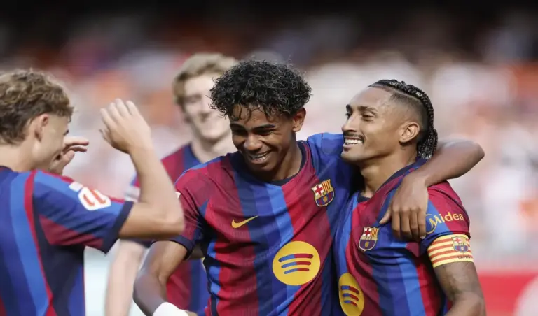 FOTOGRAFÍA. VALENCIA (COMUNIDAD VALENCIANA) ESPAÑA, 06 DE SEPTIEMBRE DE 2026. El Barça le endosa una manita al Valencia (0-5) y se afianza como líder en solitario. El jugador del Barcelona Raphinha celebra su gol contra el Valencia, durante el partido de la jornada 4 de LaLiga entre Valencia y Barcelona, este domingo en el estadio de Mestalla. Efe