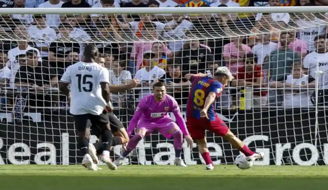 FOTOGRAFÍA. VALENCIA (COMUNIDAD VALENCIANA) ESPAÑA, 06 DE SEPTIEMBRE DE 2026. El Barça le endosa una manita al Valencia (0-5) y se afianza como líder en solitario. El jugador del Barcelona Pedro González López (Pedri), este domingo en el estadio de Mestalla ante el Valencia. Efe