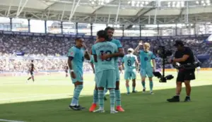 FOTOGRAFÍA. VALENCIA (ESPAÑA), 13 DE SEPTIEMBRE DE 2026. El delantero del FC Barcelona Lamine Yamal celebra con su compañero Rodri (d) tras anotar un tanto durante el encuentro correspondiente a la jornada 5 de LaLiga EA Sports disputado entre el Levante y el FC Barcelona este domingo en el estadio Ciutat de Valencia. Efe