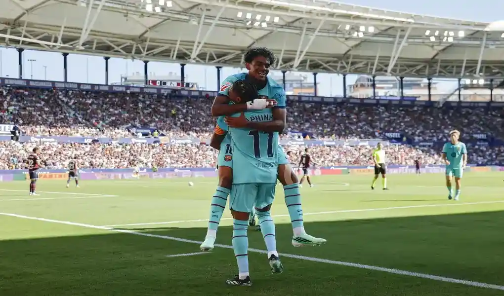 FOTOGRAFÍA. VALENCIA (ESPAÑA), 13 DE SEPTIEMBRE DE 2026. El delantero del FC Barcelona Lamine Yamal celebra tras anotar un tanto durante el encuentro correspondiente a la jornada 5 de LaLiga EA Sports disputado entre el Levante y el FC Barcelona este domingo en el estadio Ciutat de Valencia. Efe