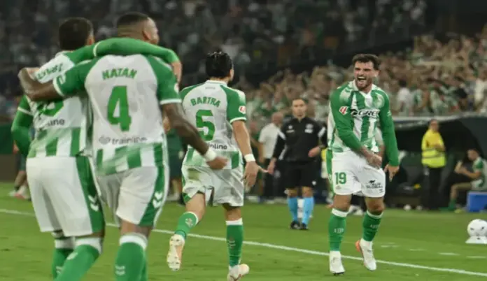 FOTOGRAFÍA. SEVILLA (ESPAÑA), 04 DE SEPTIEMBRE DE 2026. El delantero irlandés del Betis, Troy Parrott (d), celebra su gol durante el partido de la cuarta jornada de LaLiga que Real Betis y Real Madrid disputan este viernes en el estadio de La Cartuja, en Sevilla. Efe