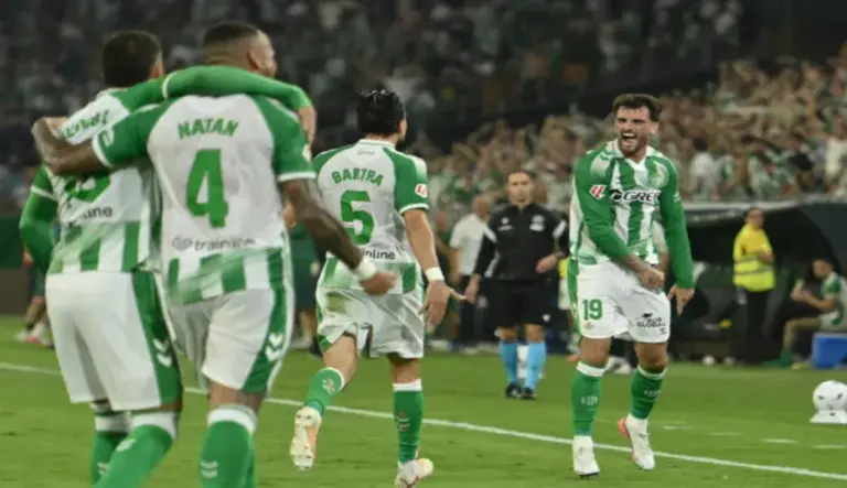 FOTOGRAFÍA. SEVILLA (ESPAÑA), 04 DE SEPTIEMBRE DE 2026. El delantero irlandés del Betis, Troy Parrott (d), celebra su gol durante el partido de la cuarta jornada de LaLiga que Real Betis y Real Madrid disputan este viernes en el estadio de La Cartuja, en Sevilla. Efe