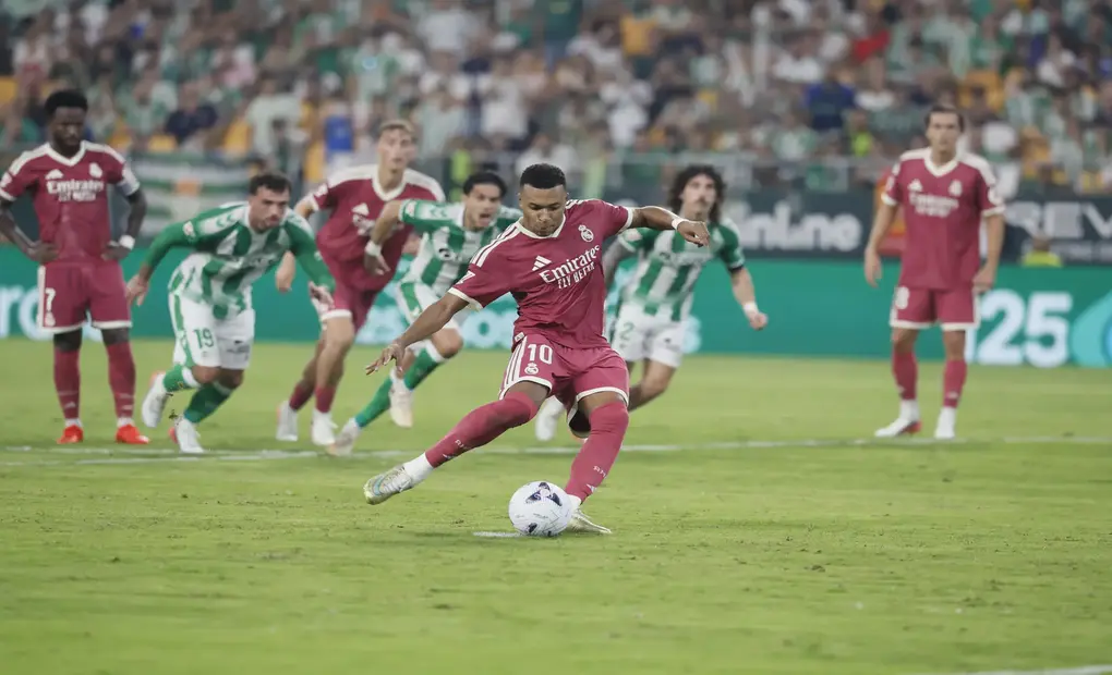 FOTOGRAFÍA. SEVILLA (ESPAÑA), 04 DE SEPTIEMBRE DE 2026. El delantero del Real Madrid Kylian Mbappé falla un penalti durante el partido de la cuarta jornada de LaLiga que Real Betis y Real Madrid disputan este viernes en el estadio de La Cartuja, en Sevilla. Efe