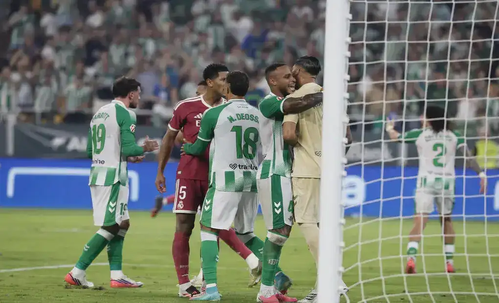 FOTOGRAFÍA. SEVILLA (ESPAÑA), 04 DE SEPTIEMBRE DE 2026. El guardameta del Betis, Álvaro Valles, celebra la victoria de su equipo a la finalización del partido de la cuarta jornada de LaLiga que Real Betis y Real Madrid disputan este viernes en el estadio de La Cartuja, en Sevilla. Efe