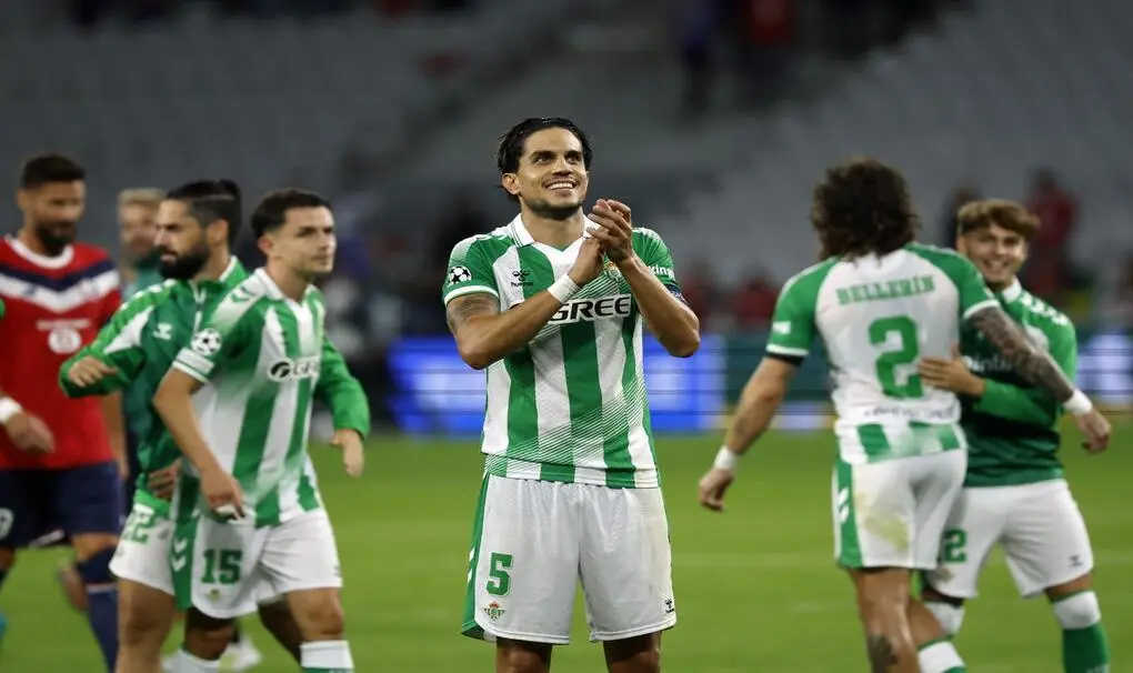 FOTOGRAFÍA. VILLENEUVE D'ASCQ (LILLE) FRANCIA, 08 DE SEPTIEMBRE DE 2026. El jugador del Real Betis Marc Bartra celebra el 2-2 tras el partido de la UEFA Champions League,que han jugado Lille y Real Betis en Villeneuve-d'Ascq, en Lilla (Francia). Efe