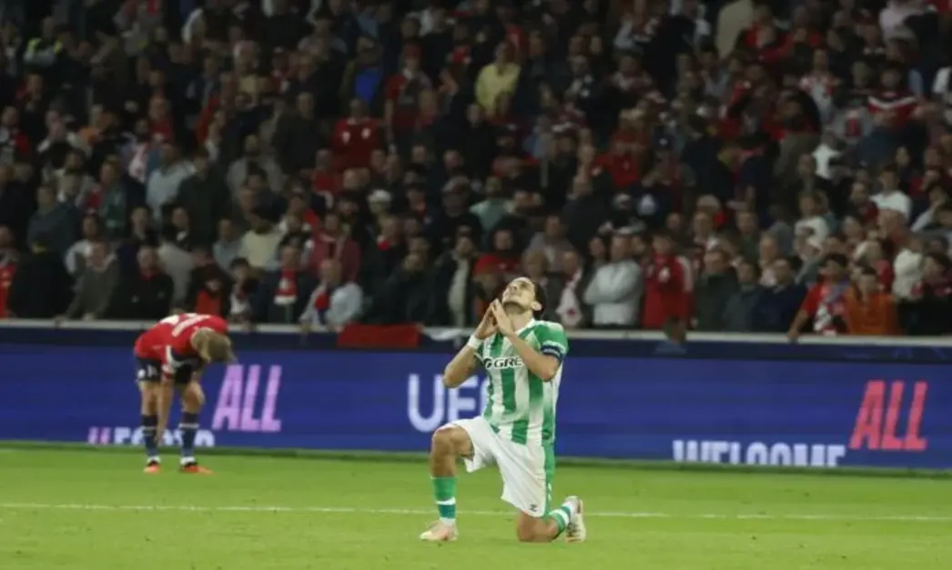 FOTOGRAFÍA. VILLENEUVE D'ASCQ (LILLE) FRANCIA, 08 DE SEPTIEMBRE DE 2026. El jugador del Real Betis Marc Bartra celebra el 2-2 tras el partido de la UEFA Champions League,que han jugado Lille y Real Betis en Villeneuve-d'Ascq, (Lille) Francia. Efe