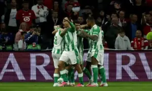 FOTOGRAFÍA. VILLENEUVE D'ASCQ (LILLE) FRANCIA, 08 DE SEPTIEMBRE DE 2026. Los jugadores del Real Betis celebra el 2-2 durante el partido de la UEFA Champions League,que han jugado Lille y Real Betis en Villeneuve-d'Ascq (Lille) Francia. Efe