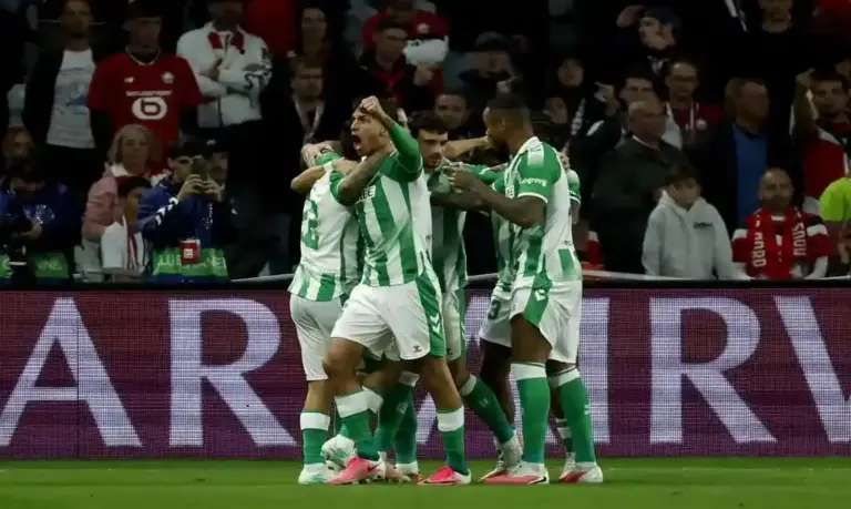FOTOGRAFÍA. VILLENEUVE D'ASCQ (LILLE) FRANCIA, 08 DE SEPTIEMBRE DE 2026. Los jugadores del Real Betis celebra el 2-2 durante el partido de la UEFA Champions League,que han jugado Lille y Real Betis en Villeneuve-d'Ascq (Lille) Francia. Efe