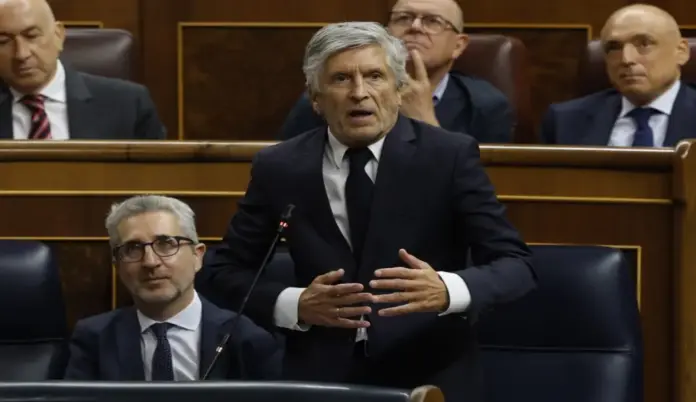 El Congreso exige el cese de Marlaska por la crisis migratoria en Ceuta FOTOGRAFÍA. MADRID (ESPAÑA), 16 DE SEPTIEMBRE DE 2026. El Pleno del Congreso de los Diputados ha aprobado este miércoles una moción del PP que reprueba al ministro del Interior, Fernando Grande-Marlaska Gómez (en la imagen), por su gestión de la crisis migratoria de Ceuta, tras la entrada irregular de más de 70.000 personas en la ciudad autónoma los pasados 30 y 31 de julio, y reclama al presidente del Gobierno, Pedro Sánchez Pérez-Castejón, su cese. La reprobación salió adelante con 184 votos a favor, 149 en contra y 11 abstenciones. Efe