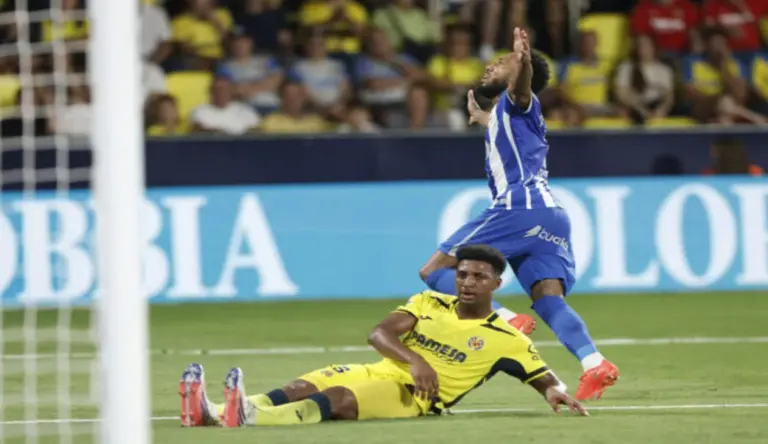 FOTOGRAFÍA. VILA-REAL (CASTELLÓN) COMUNIDAD VALENCIANA (ESPAÑA), 05 DE SEPTIEMBRE DE 2026. El jugador del Real Club Deportivo de La Coruña Pierre-Emerick Aubameyang remata para marcar gol durante el partido de la jornada 4 de LaLiga entre el Villarreal y el Real Club Deportivo de La Coruña, este sábado en Vila-real (Castellón), Comunidad Valenciana (España). Efe