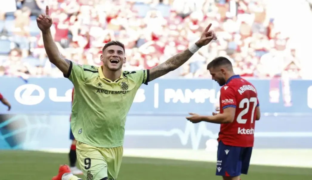 FOTOGRAFÍA. PAMPLONA (NAVARRA) ESPAÑA, 12 DE SEPTIEMBRE DE 2026. El delantero del Espanyol Roberto Fernández celebra tras anotar el 0-2 durante el partido de la quinta jornada de Liga disputado entre el Osasuna y el Espanyol, este sábado en el estadio de El Sadar. Efe