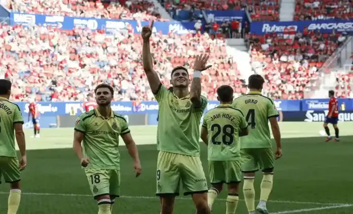 El Espanyol asalta El Sadar castigando los graves errores de Osasuna 0-2 (2) FOTOGRAFÍA. PAMPLONA (NAVARRA) ESPAÑA, 12 DE SEPTIEMBRE DE 2026. El delantero del Espanyol Roberto Fernández (c) celebra tras anotar el 0-1 durante el partido de la quinta jornada de Liga disputado entre el Osasuna y el Espanyol, este sábado en el estadio de El Sadar. Efe