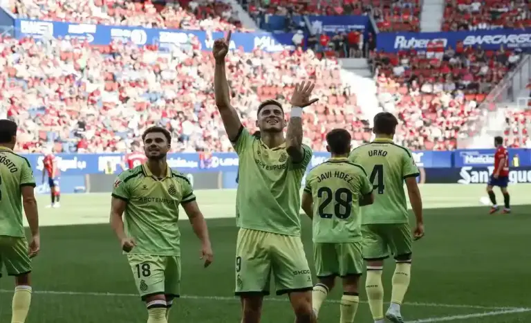 FOTOGRAFÍA. PAMPLONA (NAVARRA) ESPAÑA, 12 DE SEPTIEMBRE DE 2026. El delantero del Espanyol Roberto Fernández (c) celebra tras anotar el 0-1 durante el partido de la quinta jornada de Liga disputado entre el Osasuna y el Espanyol, este sábado en el estadio de El Sadar. Efe