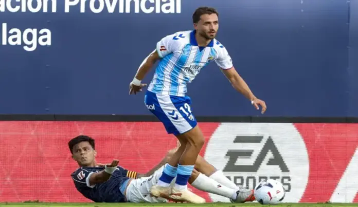 FOTOGRAFÍA. MÁLAGA (ESPAÑA), 06 DE SEPTIEMBRE DE 2026. El jugador del Málaga, Salinas (d), se lleva el balón ante el centrocampista del Levante, Brugué, durante el encuentro correspondiente a la cuarta jornada de Laliga EA Sports que Málaga y Levante disputaron en el estadio de La Rosaleda, en Málaga (Andalucía) España. Efe