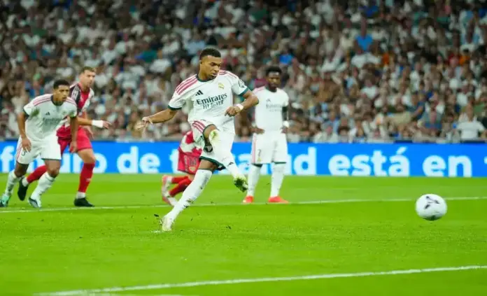 FOTOGRAFÍA. MADRID (ESPAÑA), 12 DE SEPTIEMBRE DE 2026. El delantero francés del Real Madrid Kylian Mbappé marca su gol de penalti en el encuentro correspondiente a la jornada 5 de LaLiga entre Real Madrid y Rayo Vallecano, este sábado en el estadio Santiago Bernabéu, en Madrid. Efe