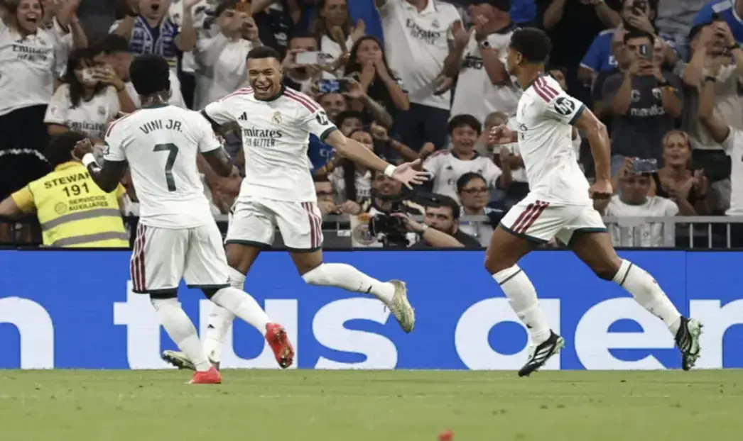 FOTOGRAFÍA. MADRID (ESPAÑA), 12 DE SEPTIEMBRE DE 2026. El delantero francés del Real Madrid Kylian Mbappé (c) celebra su gol en el encuentro correspondiente a la jornada 5 de LaLiga entre Real Madrid y Rayo Vallecano, este sábado en el estadio Santiago Bernabéu, en Madrid. Efe