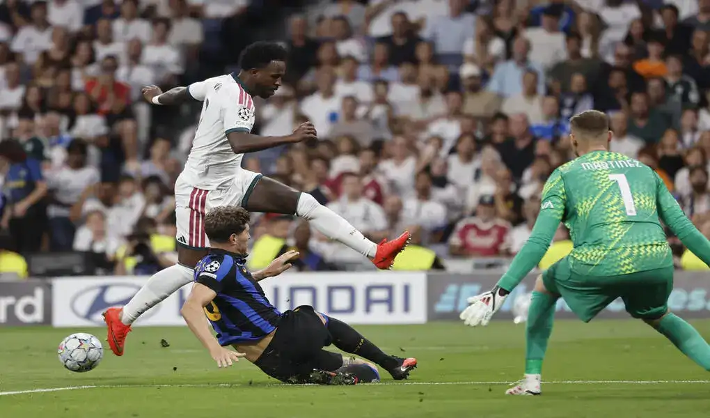FOTOGRAFÍA. MADRID (ESPAÑA), 08 DE SEPTIEMBRE DE 2026. El delantero brasileño del Real Madrid Vinicius Jr. (i) intenta rematar a puerta durante el encuentro correspondiente a la Liga de Campeones que disputan Real Madrid e Inter de Milán, este martes en el estadio Santiago Bernabéu, en Madrid. Efe