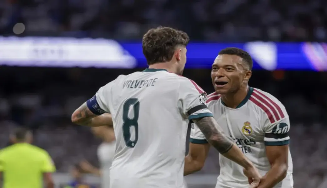 FOTOGRAFÍA. MADRID (ESPAÑA), 08 DE SEPTIEMBRE DE 2026. El centrocampista del Real Madrid Fede Valverde celebra su gol con Mbappé durante el encuentro correspondiente a la Liga de Campeones que disputan Real Madrid e Inter de Milán, este martes en el estadio Santiago Bernabéu, en Madrid (España). Efe