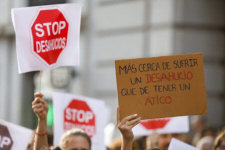 FOTOGRAFÍA. MADRID, 26 DE SEPTIEMBRE DE 2026. Detalle de unas imágenes de la concentración de grupos y entidades de extrema izquierda y zurdos, quienes intentan instrumentalizar de manera muy burda el caso de la anciana exfuncionaria con una pensión superior a los 1.400 euros mensuales y 14 pagas, desahuciada en Madrid tras quedar sin efectos la ley franquista, reformada por el PSOE, de la que ella se ha aprovechado durante 70 años, pagando un alquiler social franquista de una mensualidad irrisoria de apenas "480 euros", que además "incluía los gastos fijos de comunidad" en una zona donde los alquileres están por encima de los 1.600 euros. Efe