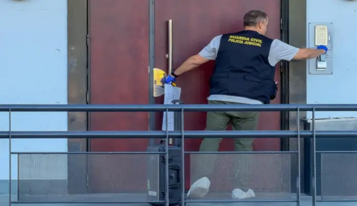 El inmigrante nacionalizado asesino de Bormujos hiere a tres funcionarios en la cárcel de Sevilla I FOTOGRAFÍA. BORMUJOS, 21 DE SEPTIEMBRE DE 2026. Efectivos de la Guardia Civil llegan este lunes al apartamento turístico de Bormujos (Sevilla) donde un joven inmigrante nacionalizado español degolló a una mujer usando un cúter. El asesino, que había concertado una cita en este aparthotel con la víctima, también atacó a una trabajadora. EFE