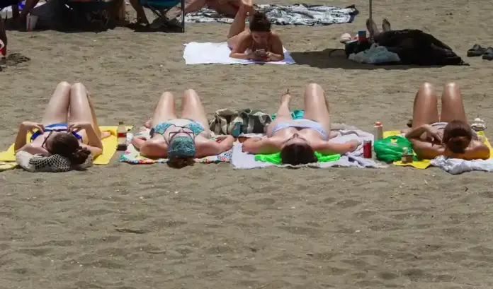 El otoño comienza con un episodio de calor propio del verano FOTOGRAFÍA. LUGAR Y FECHA RELACIONADOS CON EL CONTENIDO: ESPAÑA, 01 DE SEPTIEMBRE DE 2026. El otoño meteorológico ha comenzado este martes, 1 de septiembre, con un episodio de calor propio del verano que llevará las temperaturas por encima de los 40 grados en amplias zonas de España durante los próximos días y que podría dejar hasta 43 grados en Córdoba y Sevilla. Efe