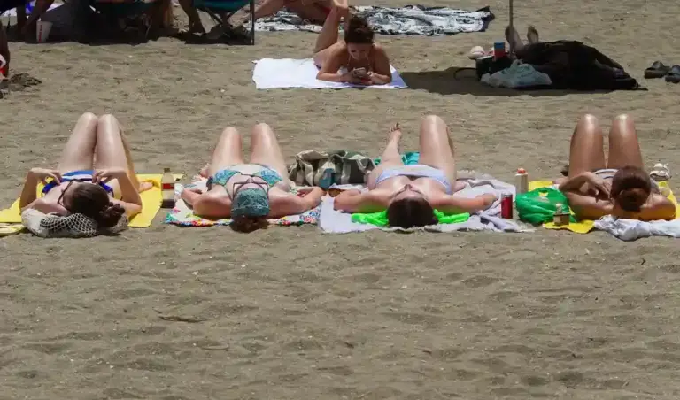 FOTOGRAFÍA. LUGAR Y FECHA RELACIONADOS CON EL CONTENIDO: ESPAÑA, 01 DE SEPTIEMBRE DE 2026. El otoño meteorológico ha comenzado este martes, 1 de septiembre, con un episodio de calor propio del verano que llevará las temperaturas por encima de los 40 grados en amplias zonas de España durante los próximos días y que podría dejar hasta 43 grados en Córdoba y Sevilla. Efe