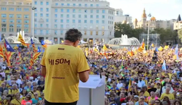 FOTOGRAFÍA. BARCELONA, 11 DE SEPTIEMBRE DE 2026. La movilización del Once de Septiembre -Diada de Catalunya 2026-, organizada conjuntamente por la Assemblea Nacional Catalana (ANC), Òmnium Cultural, la Asociación de Municipios por la Independencia (AMI), el Consejo de la República, La Intersindical y el CIEMEN, demostró que el tejido civil independentista sigue siendo el motor más dinámico de la política catalana, logrando una notable transversalidad a pesar de la irrupción de nuevas fuerzas como Aliança Catalana. En los parlamentos centrales en la Plaza de Cataluña, el presidente de la Assemblea, Josep Vila Boix, aseguró que las entidades no van a permanecer pasivas contemplando «una Cataluña que cada día va peor». «¡Este país ha demostrado muchas veces que es capaz de renacer!», exclamó ante los asistentes. Lasvocesdelpueblo (Ñ Pueblo)