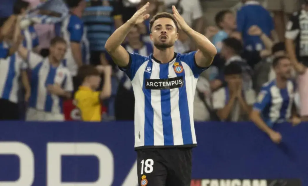 FOTOGRAFÍA. CORNELLÁ DE LLOBREGAT (BARCELONA) CATALUÑA (ESPAÑA), 06 DE SEPTIEMBRE DE 2026. El delantero del Espanyol, Marcos Fernández, celebra el primer gol de su equipo durante el partido de la jornada 4 de LaLiga entre Espanyol y Sevilla, este domingo en el RCDE Stadium. Efe