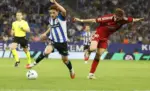 FOTOGRAFÍA. CORNELLÁ DE LLOBREGAT (BARCELONA) CATALUÑA (ESPAÑA), 06 DE SEPTIEMBRE DE 2026. El jugador del Espanyol Álex Calatrava y el jugador del Sevilla Miguel Sierra, durante el partido de la jornada 4 de LaLiga entre Espanyol y Sevilla, este domingo en el RCDE Stadium. Efe