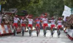 FOTOGRAFÍA. GRANADA (ESPAÑA), 13 DE SEPTIEMBRE DE 2026. El ciclista Enric Mas Nicolau (c), del Movistar, junto a los compañeros de equipo a su llegada a meta en la 21 y última etapa de la Vuelta ciclista España con salida y meta en Granada, este domingo. Efe