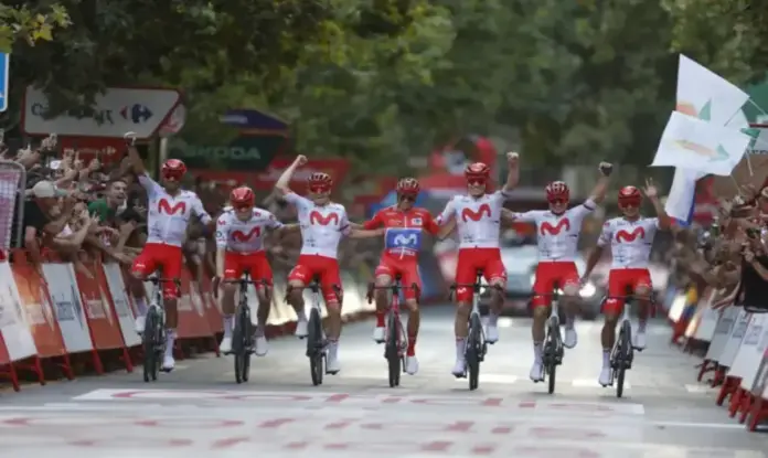 Enric Mas gana la Vuelta 2026 en una edición marcada por el adiós de Pogačar FOTOGRAFÍA. GRANADA (ESPAÑA), 13 DE SEPTIEMBRE DE 2026. El ciclista Enric Mas Nicolau (c), del Movistar, junto a los compañeros de equipo a su llegada a meta en la 21 y última etapa de la Vuelta ciclista España con salida y meta en Granada, este domingo. Efe