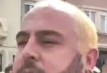 FOTOGRAFÍA. TARRAGONA (ESPAÑA), 18 DE SEPTIEMBRE DE 2026. Un ultra de extrema izquierda separatista, actuando como lobo solitario, intentó atacar físicamente el presidente de Vox Santiago Abascal Conde durante una rueda de prensa y un encuentro con los simpatizantes en Tarragona. El historial digital del sospechoso evidencia una marcada ideología radical, habiéndose difundido imágenes de sus redes sociales donde posa en una habitación junto a una bandera separatista catalana ("estelada") pegada a una mesa de trabajo. Fuentes periodísticas locales y nacionales de investigación han contrastado que las redes sociales difundieron de manera fidedigna su nombre y apellidos, identificándolo formalmente como "Josep Sancho i Masip". Captura vídeo difundidos en redes sociales/Lasvocesdelpueblo (Ñ Pueblo)