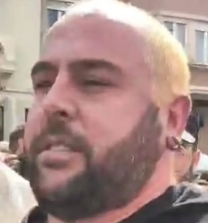 Escoltas salvan a Abascal de un ataque físico perpetrado por un radical separatista en Tarragona FOTOGRAFÍA. TARRAGONA (ESPAÑA), 18 DE SEPTIEMBRE DE 2026. Un ultra de extrema izquierda separatista, actuando como lobo solitario, intentó atacar físicamente el presidente de Vox Santiago Abascal Conde durante una rueda de prensa y un encuentro con los simpatizantes en Tarragona. El historial digital del sospechoso evidencia una marcada ideología radical, habiéndose difundido imágenes de sus redes sociales donde posa en una habitación junto a una bandera separatista catalana ("estelada") pegada a una mesa de trabajo. Fuentes periodísticas locales y nacionales de investigación han contrastado que las redes sociales difundieron de manera fidedigna su nombre y apellidos, identificándolo formalmente como "Josep Sancho i Masip". Captura vídeo difundidos en redes sociales/Lasvocesdelpueblo (Ñ Pueblo)