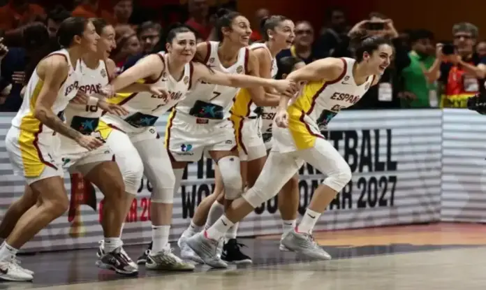 España conquista el bronce mundial tras arrollar a Alemania (81-58) (2) FOTOGRAFÍA. BERLÍN (ALEMANIA), 13 DE SEPTIEMBRE DE 2026. Las jugadoras de España durante el partido por el bronce del mundial que han jugado España y Alemania en Berlín, Alemania. Efe