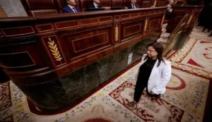 FOTOGRAFÍA. MADRID (ESPAÑA), 23 DE SEPTIEMBRE DE 2026. La diputada del PP, Ana Belén Vázquez abandona el hemiciclo tras ser expulsada por haber enseñado un bote de gas pimienta en su interpelación al ministro del Interior, Fernando Grande-Marlaska. EFE