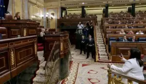 FOTOGRAFÍA. MADRID (ESPAÑA), 23 DE SEPTIEMBRE DE 2026. La diputada del PP, Ana Belén Vázquez se dirige a la presidente de la Cámara, Francina Armengol (i) (PSOE), instantes antes de abandonar el hemiciclo tras ser expulsada por haber enseñado un bote de gas pimienta en su interpelación al ministro del Interior, Fernando Grande-Marlaska, en la sesión de control al Gobierno celebrada este miércoles en el Congreso. EFE