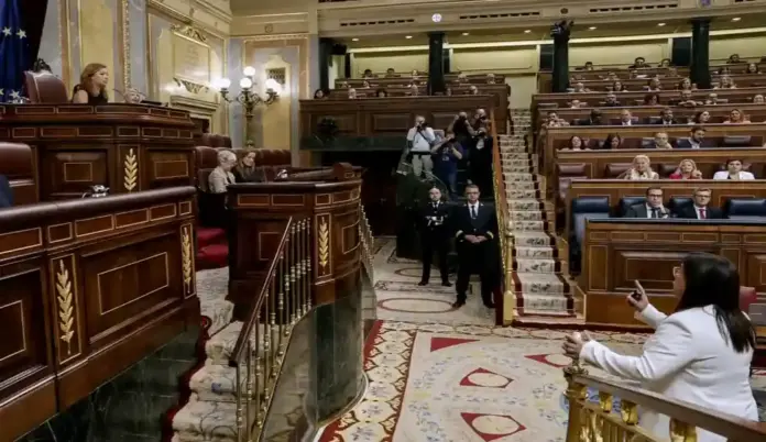 Espray de Belén Vázquez contra el caos de Ceuta desata el pánico en el Congreso (2) FOTOGRAFÍA. MADRID (ESPAÑA), 23 DE SEPTIEMBRE DE 2026. La diputada del PP, Ana Belén Vázquez se dirige a la presidente de la Cámara, Francina Armengol (i) (PSOE), instantes antes de abandonar el hemiciclo tras ser expulsada por haber enseñado un bote de gas pimienta en su interpelación al ministro del Interior, Fernando Grande-Marlaska, en la sesión de control al Gobierno celebrada este miércoles en el Congreso. EFE