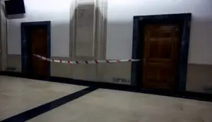 FOTOGRAFÍA. MADRID (ESPAÑA), 23 DE SEPTIEMBRE DE 2026. El Congreso ha precintado los baños y otras zonas aledañas situadas en uno de sus edificios de ampliación después de que alguien vaciara en esa zona un espray tóxico, según han informado fuentes de la Cámara baja. Foto: EFE
