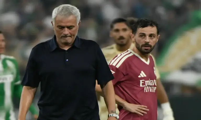FOTOGRAFÍA. SEVILLA (ESPAÑA), 04 DE SEPTIEMBRE DE 2026.El técnico portugués del Real Madrid José Mário dos Santos Mourinho Félix (José Mourinho) (i) y el centrocampista Bernardo Silva al finalizar el partido de la cuarta jornada de LaLiga que Real Betis y Real Madrid disputaron en el estadio de La Cartuja, en Sevilla. Efe